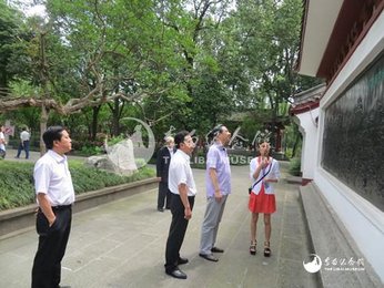 张召忠少将参观李白纪念馆